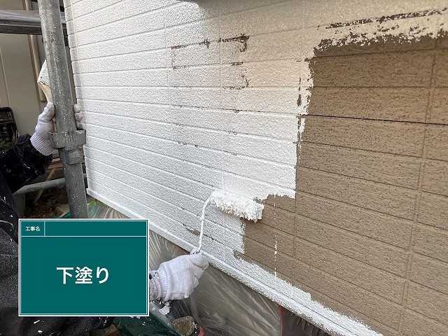 下塗りを進める外壁